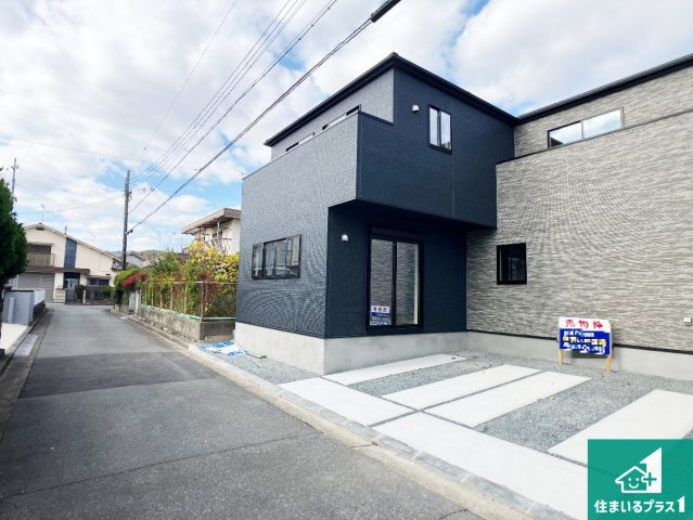 加古川市西神吉町岸　第3期　新築一戸建ての前面道路含む現地写真|周辺は閑静な住宅街！前面道路広々で車の出し入れも便利です。駐車が苦手な方でも安心して車庫入れできます！