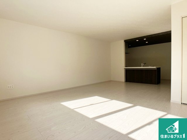 加古川市西神吉町岸　第3期　新築一戸建ての居間・リビング|日当たり良好の明るいリビングで朝の目覚めもスッキリできそう！対面キッチンでご家族のコミュニケーションも自然と増える設計！小さなお子様が遊ぶスペースを作っても広々とくつろげるLDK！