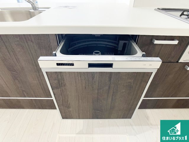 加古川市西神吉町岸　第3期　新築一戸建ての設備|食事後の一仕事、食器洗いをボタン一つでお任せできちゃいます！場所を取らないビルトイン式なので、お料理スペースもしっかり確保！