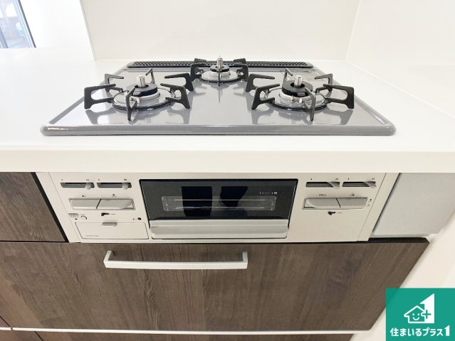 加古川市西神吉町岸　第3期　新築一戸建ての設備|ダブル高火力Ｓｉセンサー付きコンロ！３口あるので、まとめて料理をする時も大活躍！