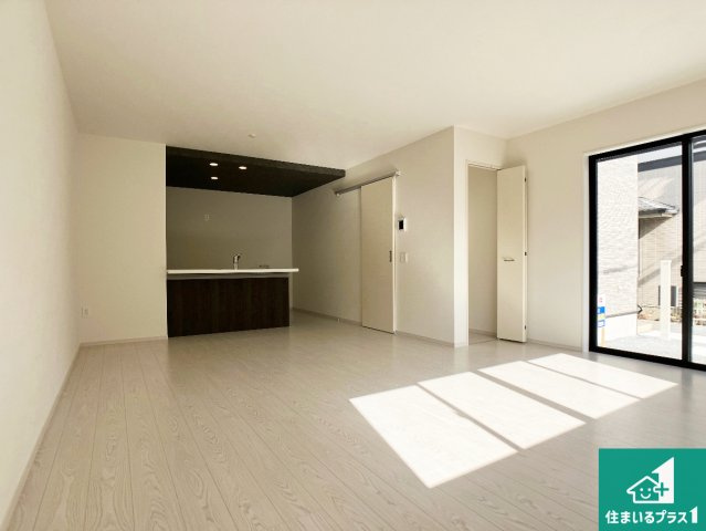 加古川市西神吉町岸　第3期　新築一戸建ての居間・リビング|日当たり良好の明るいリビングで朝の目覚めもスッキリできそう！対面キッチンでご家族のコミュニケーションも自然と増える設計！小さなお子様が遊ぶスペースを作っても広々とくつろげるLDK！