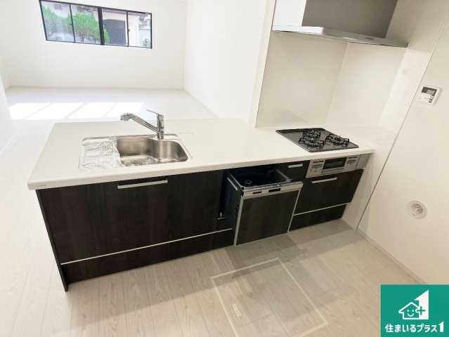 加古川市西神吉町岸　第3期　新築一戸建てのキッチン|子供を見守りながらお料理が出来るため家族のコミュニケーションか増えます♪スペースが広く確保されている為お子様が大きくなったときは一緒に料理を楽しめます♪