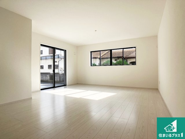 加古川市西神吉町岸　第3期　新築一戸建ての居間・リビング|明るいリビングで朝の目覚めもスッキリできそう！対面キッチンでご家族のコミュニケーションも自然と増える設計！小さなお子様が遊ぶスペースを作っても広々とくつろげるLDK！