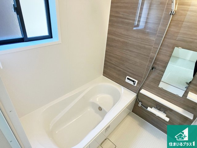 加古川市西神吉町岸　第3期　新築一戸建ての浴室|足をゆったり伸ばして寛げる浴槽です。窓が設けられていますので差し込む光が明るく穏やかな雰囲気にしてくれます♪浴室乾燥機も設置しているので、雨の日の洗濯物も安心です♪