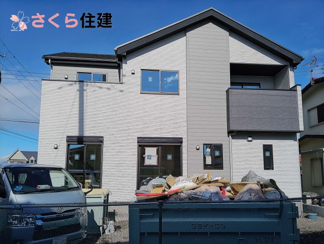 リガーレさくら市氏家10期の前面道路含む現地写真|西側前面道路は5.9ｍ～6ｍなので余裕のスペースです。