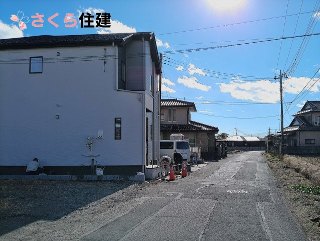 リガーレさくら市氏家10期の前面道路含む現地写真|西側前面道路は5.9ｍ～6ｍなので余裕のスペースです。