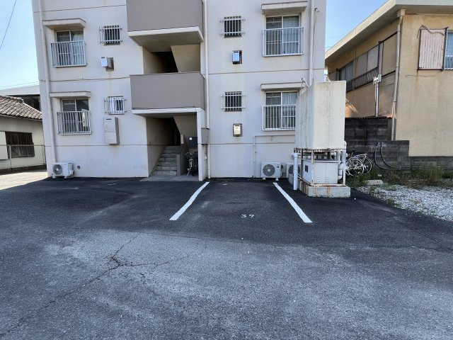 みどりマンションの駐車場