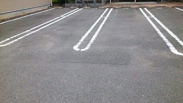 【駐車場】 | コモド　ヴィラ　Ⅰ | 駐車場があるので、車を買う予定の方も安心です