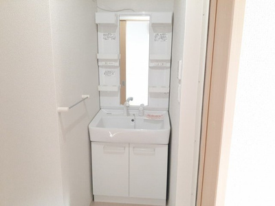【洗面所】 | ワールドプレイスＥ | 明るい洗面所です