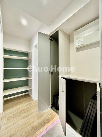 トーア東尾久マンションの玄関|【玄関】玄関には大型のシューズクローゼットを設置しておりますのでいつでもスッキリりとした空間を保てます。玄関周りを清潔に使うのはとても大事なことですよね。