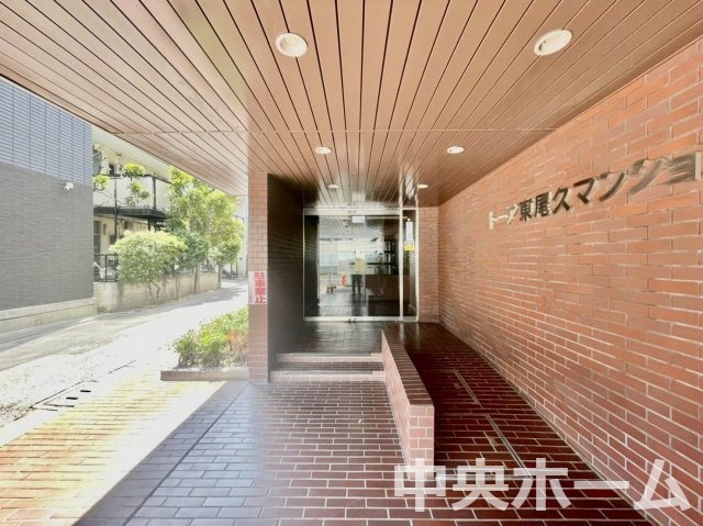 トーア東尾久マンションのエントランス|【エントランス】マンションのエントランスは、その物件の印象を決める、顔とも言える場所です。毎日通る場所ですからきれいなのが一番です。エントランス内はオートロックですので暮らしの安全も確保されています。