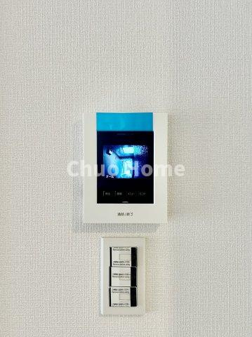 トーア東尾久マンションのセキュリティ|【モニターホン】誰が来たかすぐにわかるカラーモニター付きインターホン。通話ボタンを押すまでは室内の音は漏れていませんので相手を確かめてから応対できます。