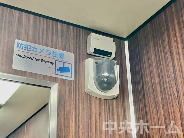 トーア東尾久マンションの防犯設備|【防犯カメラ】何かあった時の大事な証拠になることももちろんなりますが、防犯というくらいですので大事なのは防犯カメラがあることによって抑止力につながることですよね。