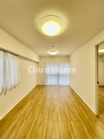 トーア東尾久マンションの居間・リビング|【リビングダイニング】一日の中で多くの時間を過すことになるリビングダイニングだからこそ、いつも穏やかな空間であることが必然。爽やかな通風と採光を存分に感じる事が出来る空間です。