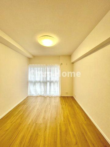 トーア東尾久マンションの寝室|【寝室】心と体をゆったりと安らげる主寝室。寝室のゆとりが大きい分だけ、暮らしの安らぎは深まります。一日の疲れを癒すだけでなく、ご夫婦の親密な語らいを紡ぎ出します