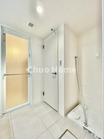 トーア東尾久マンションのランドリースペース|【ランドリースペース】担当者がスケールを持ち歩いておりますので、ご見学時には現在お使いの洗濯機などがきちんと収まるかなどもチェックして下さい。見学前に測っておくと非常に便利だと思います。