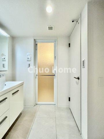 トーア東尾久マンションの脱衣所|【洗面所】明るい洗面所は朝をすっきりさせてくれる空間です。バタバタしている忙しい朝でも収納が多い洗面台では短い時間で効率良く支度ができます。