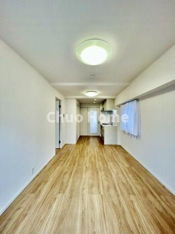 トーア東尾久マンションの居間・リビング|【居間・リビング】「ＬＤＫは家族団らんをデザイン」広いＬＤＫでは家族が集まり一緒の時間を過ごせる工夫がされております。何気ない一日の当たり前のひとコマがいつか一生の宝物になります