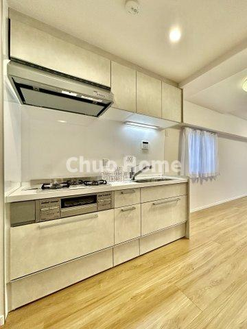 トーア東尾久マンションのキッチン|ワイドで収納豊富なシステムキッチン