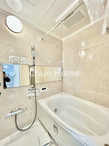 トーア東尾久マンションの浴室|【バスルーム】暖房換気乾燥機付きシステムバスルーム。暖房・冷風・換気・乾燥など、毎日を快適に過ごせるうれしい機能が揃っています。雨の日の洗濯物も安心です。