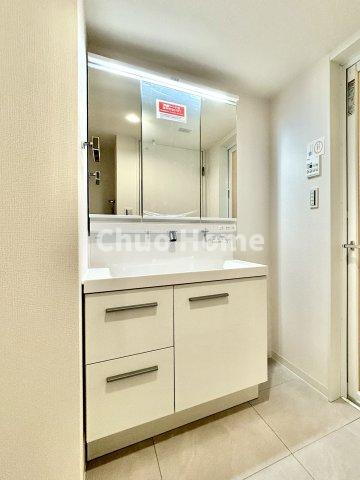 トーア東尾久マンションの独立洗面台|【洗面化粧台】洗面化粧台には三面鏡を採用。身だしなみを整えやすい事はもちろんですが、鏡の後ろに収納スペースを設ける事により、散らかりやすい洗面スペースをすっきりさせる事が出来るのも嬉しいですね