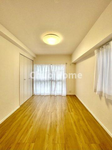 トーア東尾久マンションの洋室|【洋室】快適に過ごす条件は、一人ひとり違います。だからこそ飾り過ぎないシンプルな内装と偏り過ぎないデザインで統一しております。居住していく中でオーナー様だけの【マイホーム】に創り上げて下さい