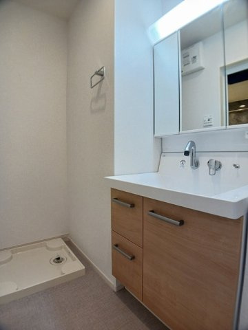 ヴェント　フィオーレ　Ⅱの独立洗面台|脱衣スペースもあります