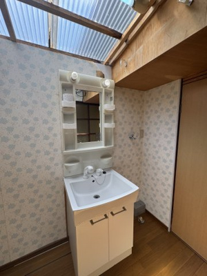 【独立洗面台】 | 明美町平屋 | 独立洗面台、小物を置くことができて便利です