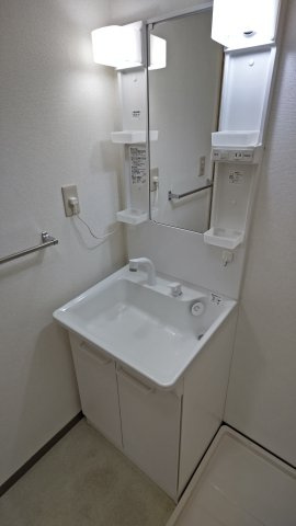 グリーンタウン市川の洗面所|独立洗面台と室内洗濯機置き場。