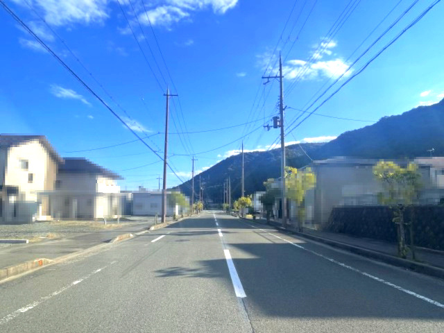 SUNタウン城山台1丁目79坪（北区画）の前面道路含む現地写真