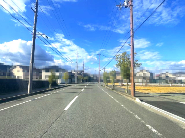SUNタウン城山台1丁目79坪（北区画）の前面道路含む現地写真