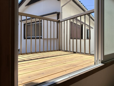 【バルコニー】 | 南区堀ノ内町2丁目中古戸建 | 約4.9㎡ウッドバルコニー