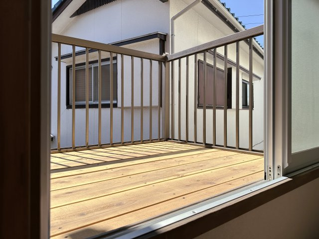 【バルコニー】 | 南区堀ノ内町2丁目中古戸建 | 約4.9㎡ウッドバルコニー