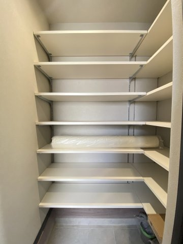 【収納】 | 南区堀ノ内町2丁目中古戸建 | シューズクローゼット
7段可動棚式でサイズに合わせて調整が可能です。
