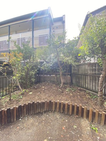 【庭】 | 南区堀ノ内町2丁目中古戸建 | 建物を囲うようにお庭があり、圧迫感がなく快適にお住まいいただけます。