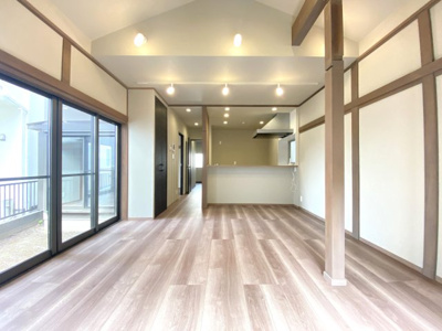 【居間・リビング】 | 南区堀ノ内町2丁目中古戸建 | 南向き約15.2帖
勾配天井＆吹抜けの開放的なリビング
