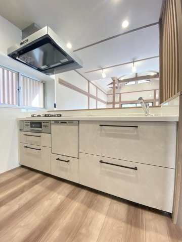 【キッチン】 | 南区堀ノ内町2丁目中古戸建 | 食洗器搭載の対面式キッチン
リビングを見渡せる開放的なキッチンです。