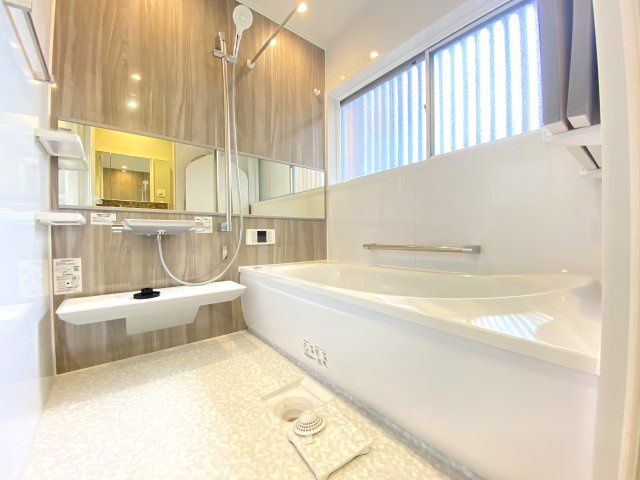 【浴室】 | 南区堀ノ内町2丁目中古戸建 | 1616サイズの広々とした浴室です。
窓付きで換気もしやすく、お手入れも簡単です。