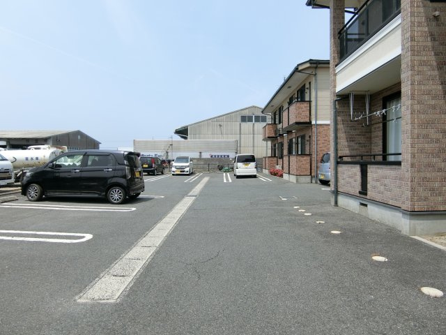 メゾンラフィネＡの駐車場