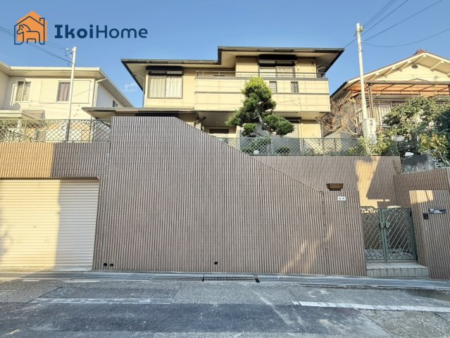 明石市魚住町錦が丘3丁目　中古戸建の外観|高台ならではの抜け感でバルコニーからは淡路島の眺望もあります！隣地との空間もありますので、陽当り良好