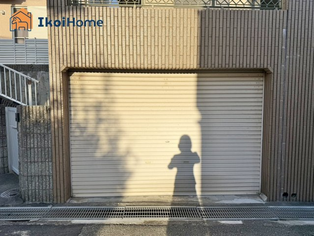 明石市魚住町錦が丘3丁目　中古戸建の駐車場|●年中無休：当日予約可●シャッター付車庫で、大事なお車やバイクが安心してお停めいただけます！