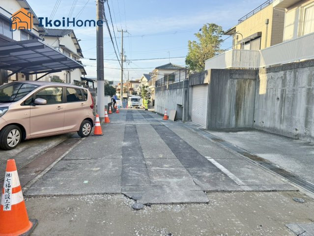 明石市魚住町錦が丘3丁目　中古戸建の前面道路含む現地写真|●年中無休：当日予約可●前面道路は南西向き幅員約4.4mです！交通量も少なく安心です！