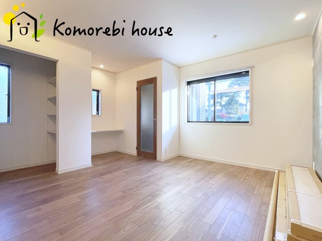 さいたま市大宮区櫛引町１丁目　新築一戸建て　グランドパティオ　02の居間・リビング|清潔感あふれる茶系フローリングのリビング。明るく爽やかな空間で、家族の毎日を彩ります。															