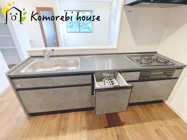 さいたま市大宮区櫛引町１丁目　新築一戸建て　グランドパティオ　02のキッチン|食洗機や浄水器を備えた多機能キッチン。広がりある空間で、家族と会話を楽しみながら料理ができるカウンターキッチンです。															