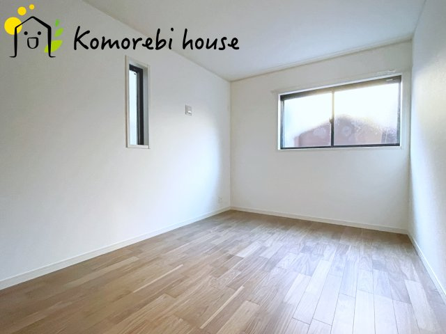 さいたま市大宮区櫛引町１丁目　新築一戸建て　グランドパティオ　02の寝室|一日の疲れをゆっくり癒せる主寝室は、ベッドを置いてもゆとりある広さが魅力。収納完備で衣類もスッキリ収まり、静かで落ち着いた空間が快適な眠りをサポートします。															