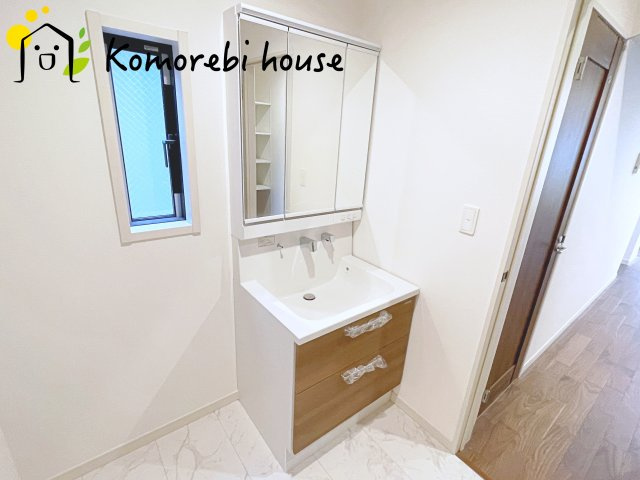 さいたま市大宮区櫛引町１丁目　新築一戸建て　グランドパティオ　02の独立洗面台|三面鏡の裏にたっぷりと収納スペースを確保した機能的な洗面台。身支度のしやすさと実用性を兼ね備え、朝の忙しい時間をさりげなくサポートします。															