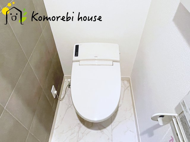 さいたま市大宮区櫛引町１丁目　新築一戸建て　グランドパティオ　02のトイレ|トイレは抗菌仕様で、汚れや菌が付着しにくい最新素材を採用。日々のお手入れが格段にラクになり、清潔な状態を保てます。新築だからこそ実現できる“いつでも清潔が続くトイレ																	