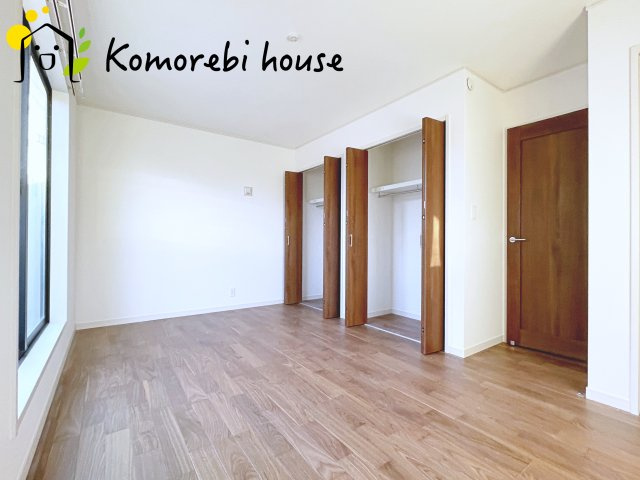 さいたま市大宮区櫛引町１丁目　新築一戸建て　グランドパティオ　02の寝室|一日の疲れをゆっくり癒せる主寝室は、ベッドを置いてもゆとりある広さが魅力。収納完備で衣類もスッキリ収まり、静かで落ち着いた空間が快適な眠りをサポートします。															