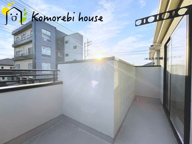 さいたま市大宮区櫛引町１丁目　新築一戸建て　グランドパティオ　02のバルコニー|2面バルコニーで通風・採光がしっかり確保され、家全体が明るく快適に。洗濯が分けて干せるので家事効率もぐっと上がります。															