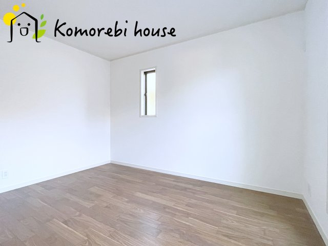 さいたま市大宮区櫛引町１丁目　新築一戸建て　グランドパティオ　02の子供部屋|日当たりがよく、机に向かう時間も自然とはかどる子ども部屋。寝る・学ぶ・遊ぶがコンパクトにまとまり、毎日の“小さな成長”を見守る空間です。